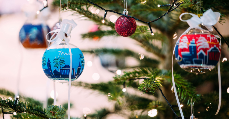 Weihnachtsbaum in der Jena Tourist-Information