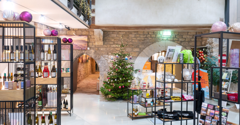 Jena Tourist-Information mit Verkaufsregalen und Weihnachtsbaum